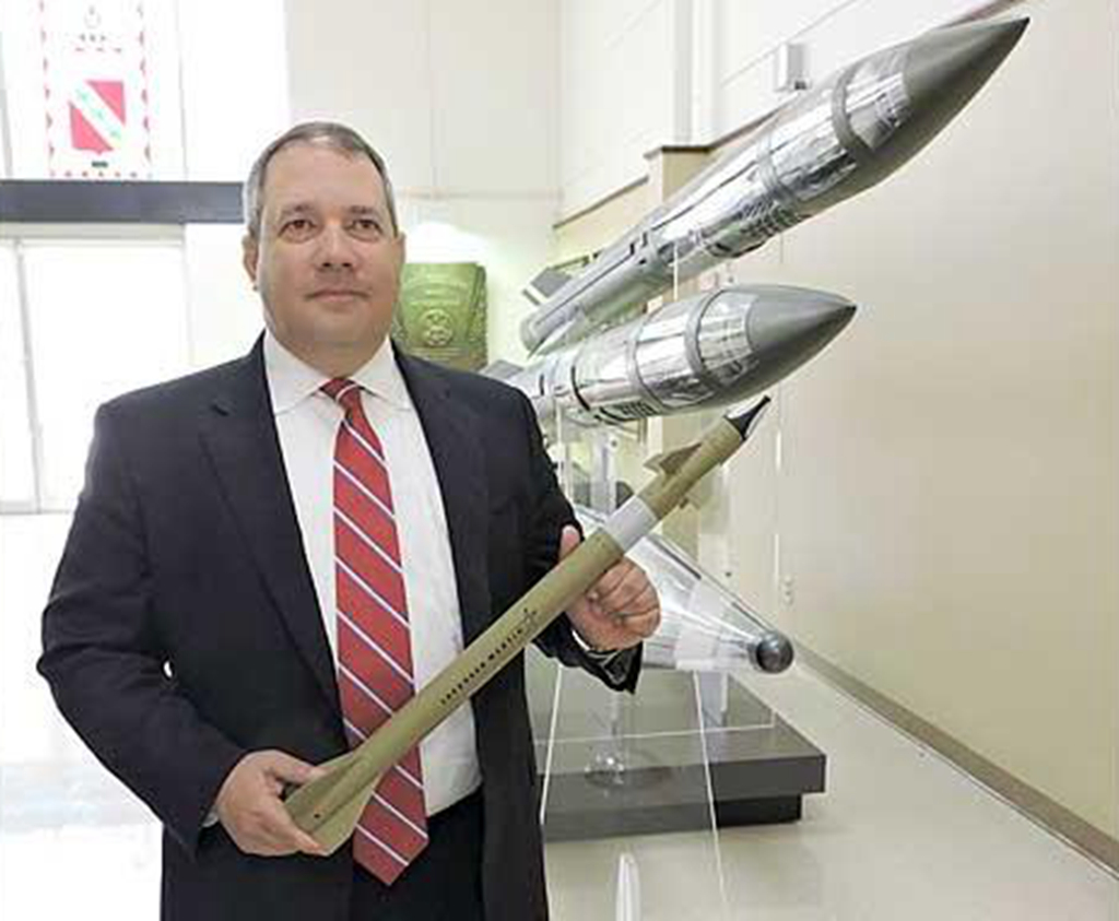 美国洛马公司研制世界最小防空导弹 重量不到5斤 比棒球棒还小