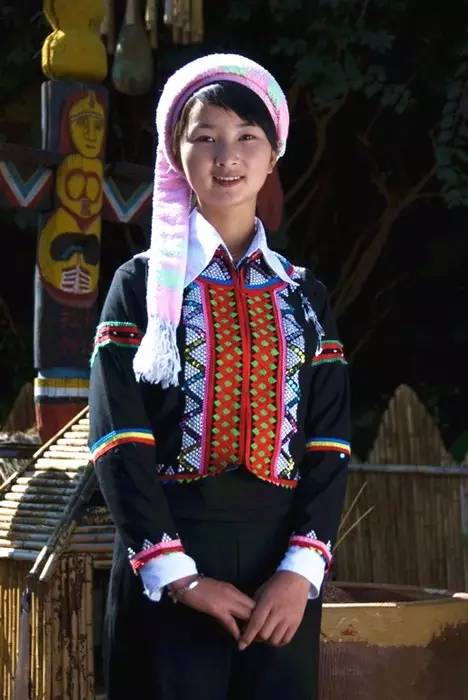 美女6佤族的木鼓舞和甩发舞,展示了佤族文化的深厚底蕴和浓郁的民族