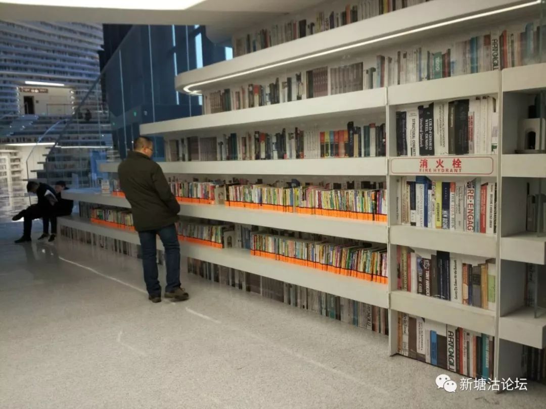 拍客上傳中國最美圖書館擺在階梯上的書怎麼都沒了