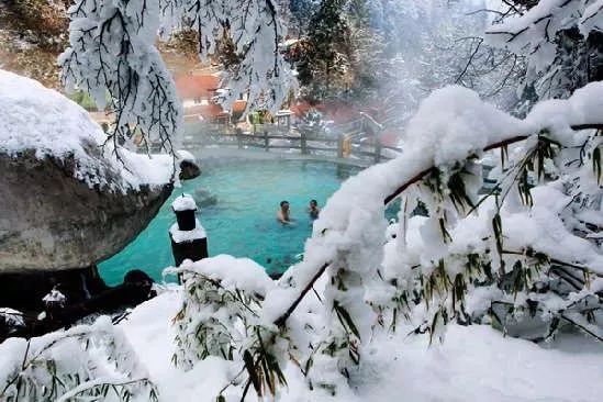 海螺溝溫泉位於四川省貢嘎雪峰腳下海螺溝冰川公園內二號營地及一號