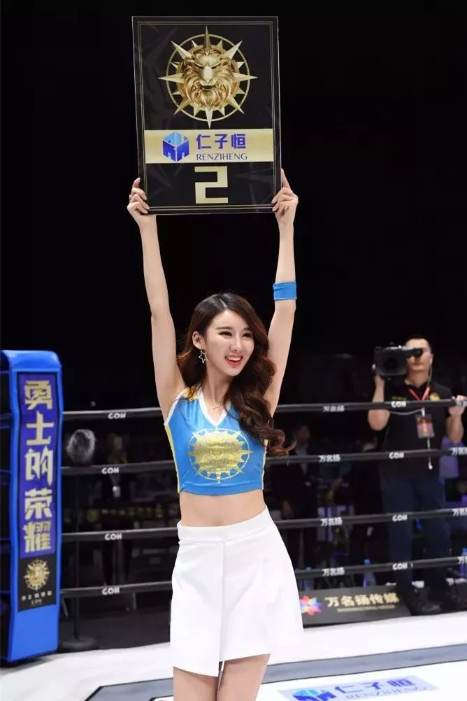 她们是中国擂台上最漂亮的搏击宝贝举牌女郎拳女郎