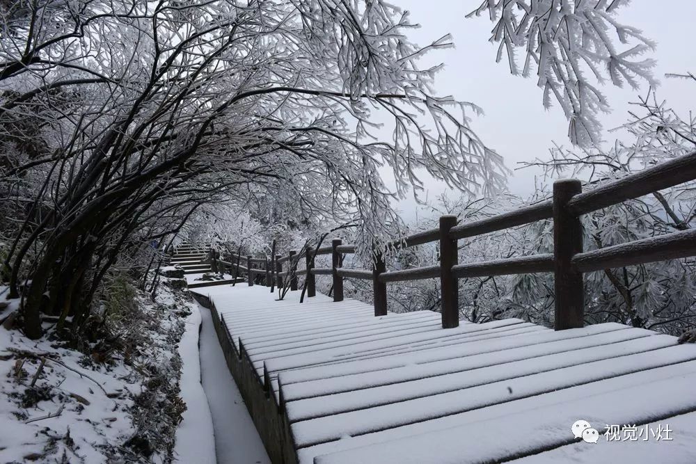 县几名资深摄影家在南国雪峰山溆浦国家森林公园穿岩山景区拍摄雪景