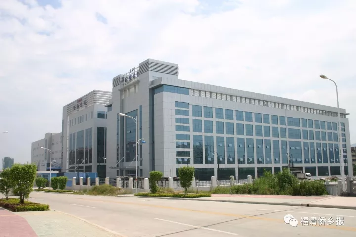 2016年底,全球首款云端电子白板产品在冠捷集团福清厂区投产