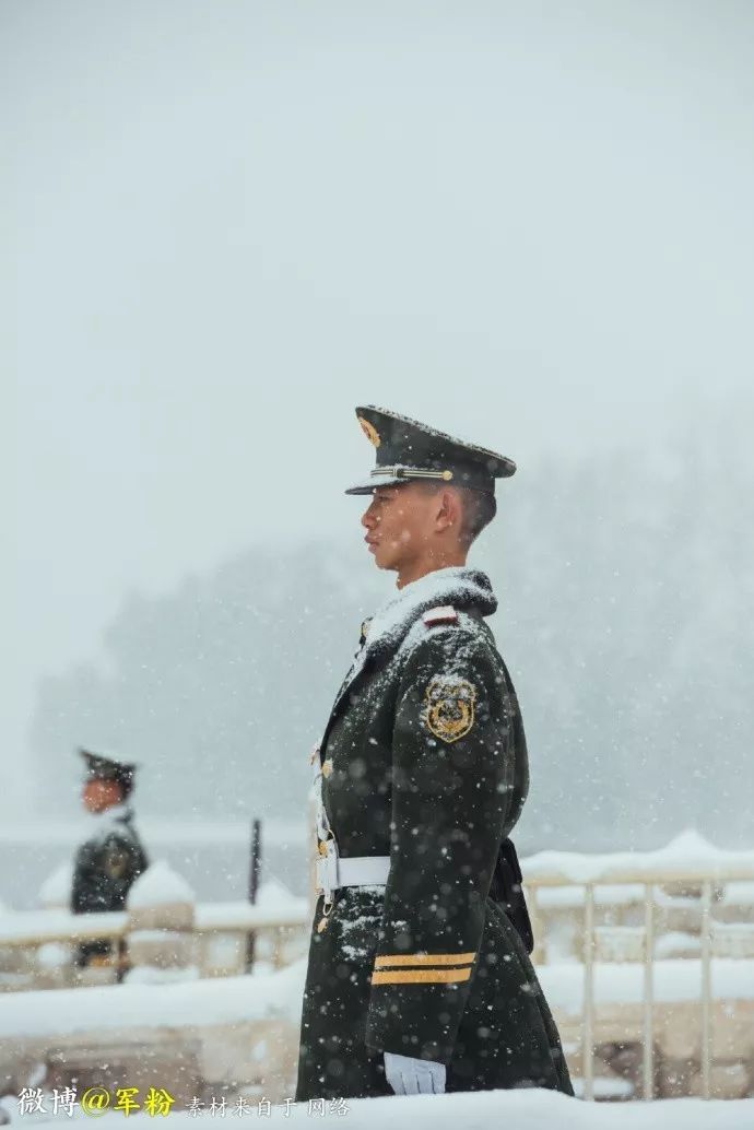 边疆军人雪天站岗图片图片