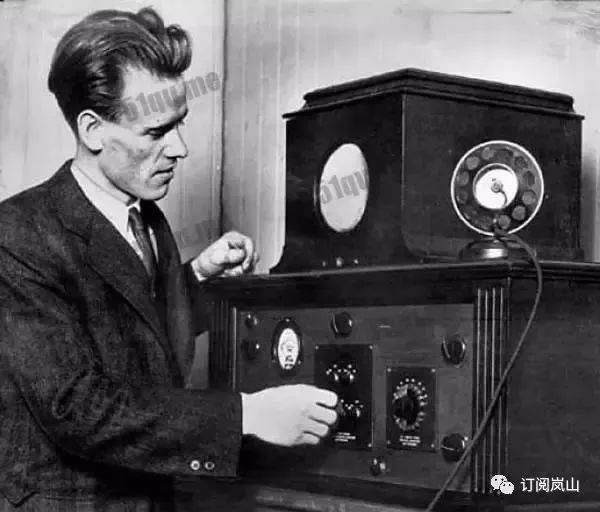 1925年英国的约翰贝德成功的发明出了世界上第一台电视机,并且在1941