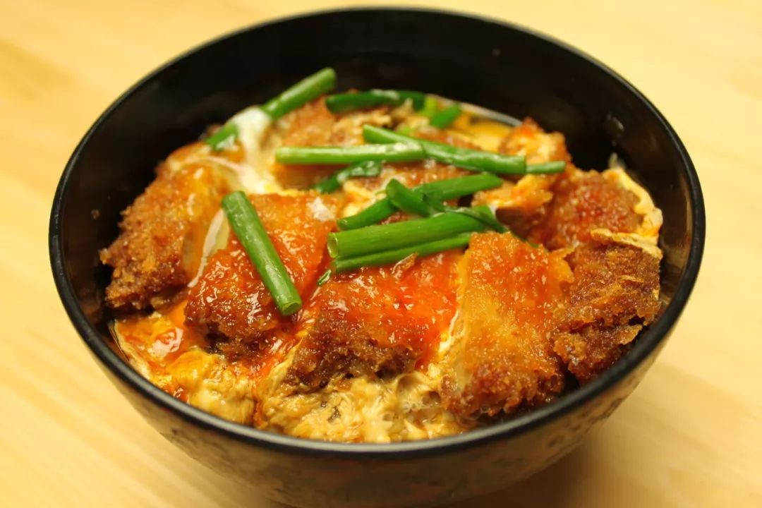 他人丼:非雞肉蓋澆飯,用雞肉以外的肉做成雞肉雞蛋蓋澆飯似的大碗飯.