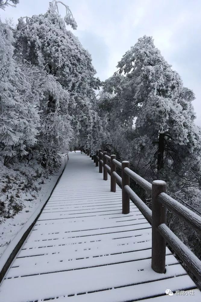 县几名资深摄影家在南国雪峰山溆浦国家森林公园穿岩山景区拍摄雪景