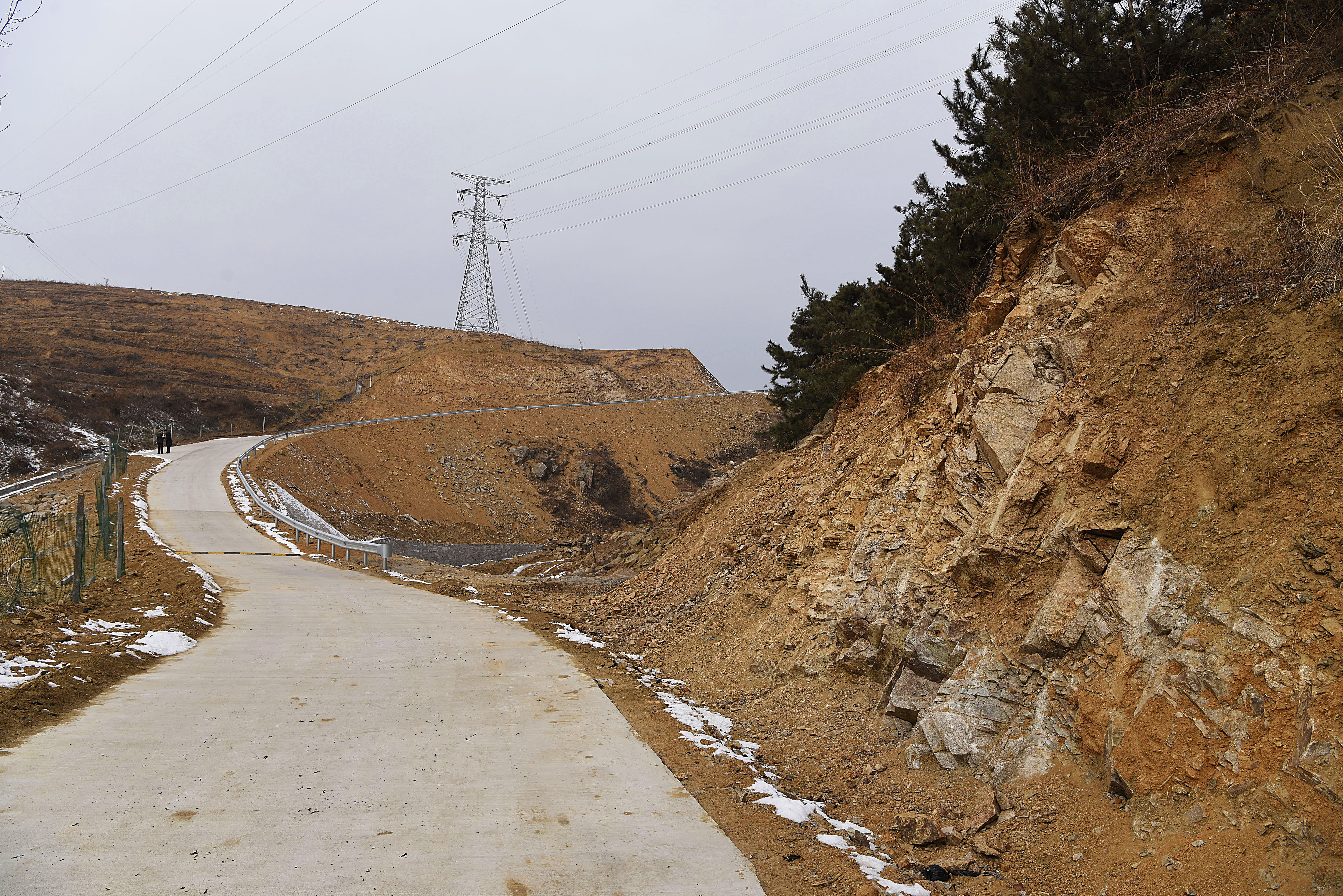 建设中的山间公路(资料图片)建设中的山间公路(资料图片)