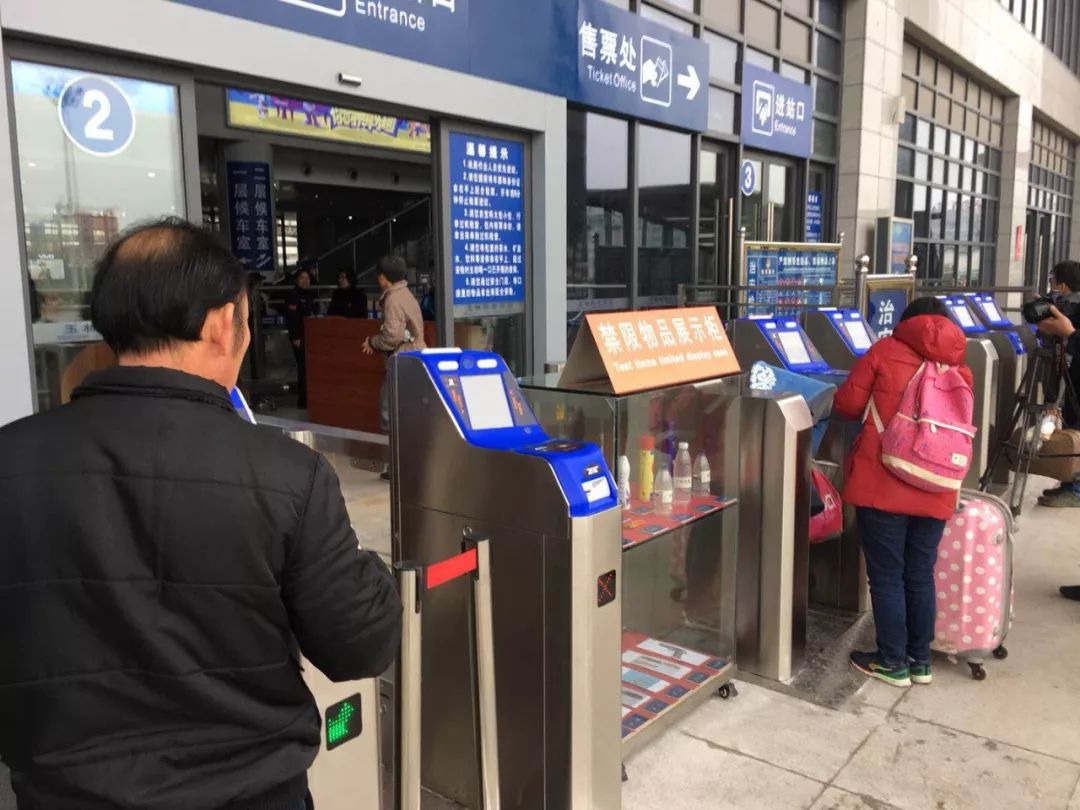 今天起,玉林火车站正式启用自助验票通道,乘客可刷脸进站!