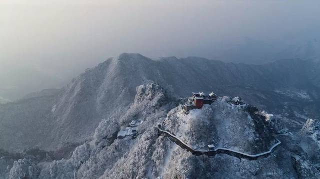 奇觀雪落武當天柱峰驚現東玄武震撼視頻快來圍觀