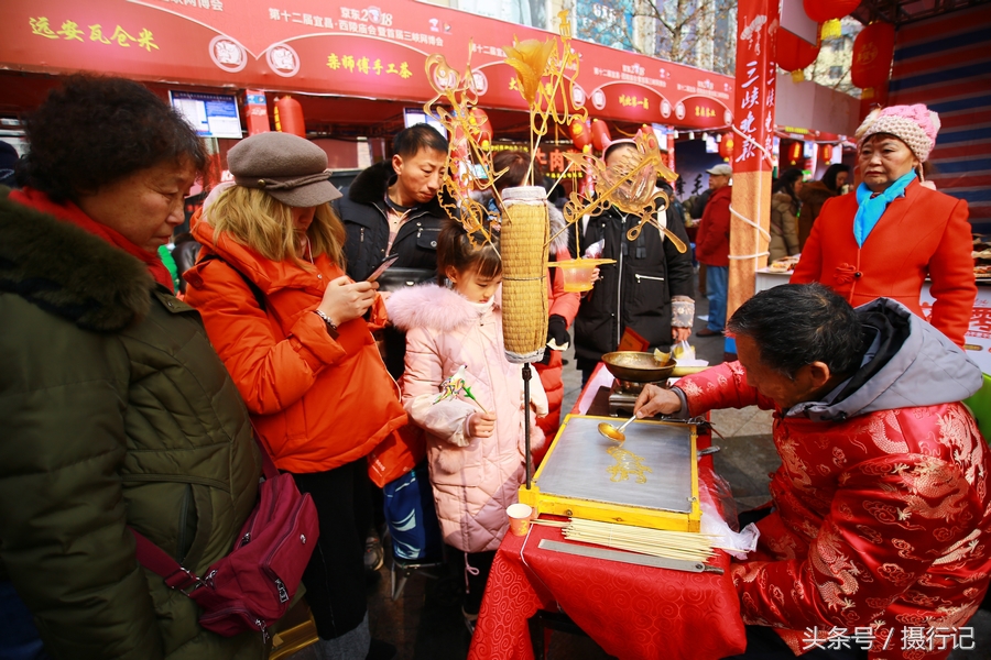 庙会上的两种传统小吃,您看认识吗?儿时的记忆,吸引人们看热闹