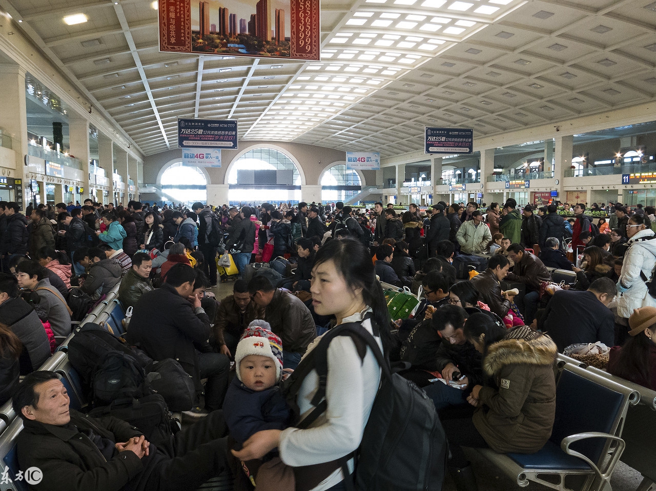 (图片来自东方ic)2014年2月7日,安徽省六安火车站拥挤候车厅内,旅客在