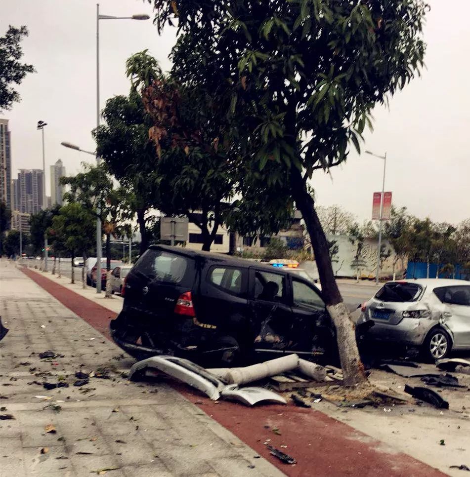 上海金沙路口车祸图片