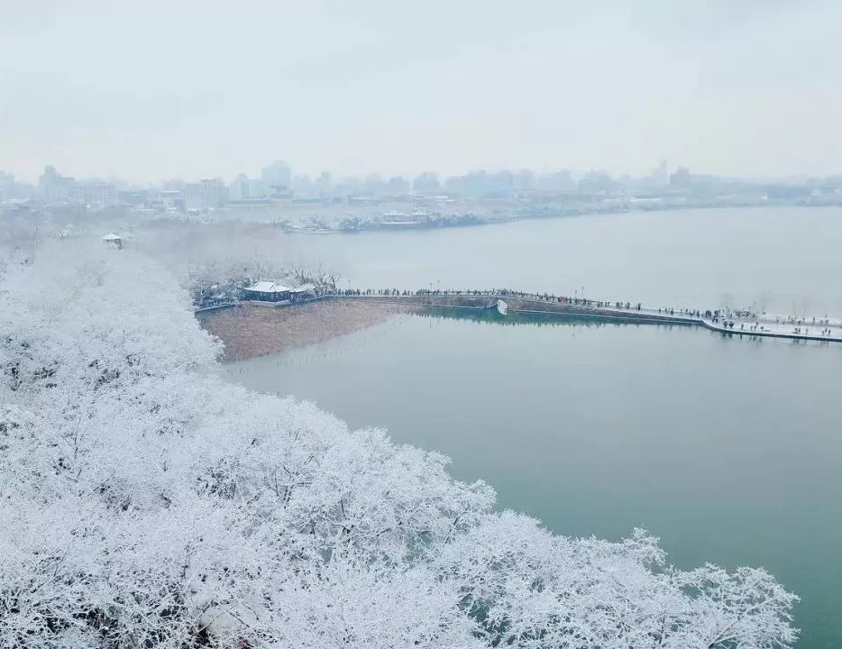 西湖雪景断桥残雪图片