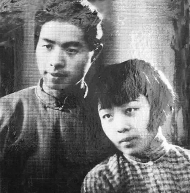 1927年底冯雪峰离开北京到达上海,不久丁玲与胡也频也到达上海.