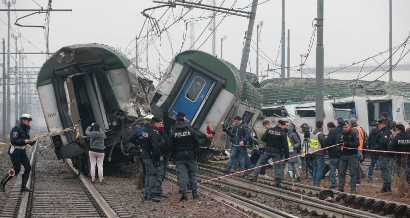 【事故】意大利列车脱轨事故监控画面 剧烈摩擦火花四溅