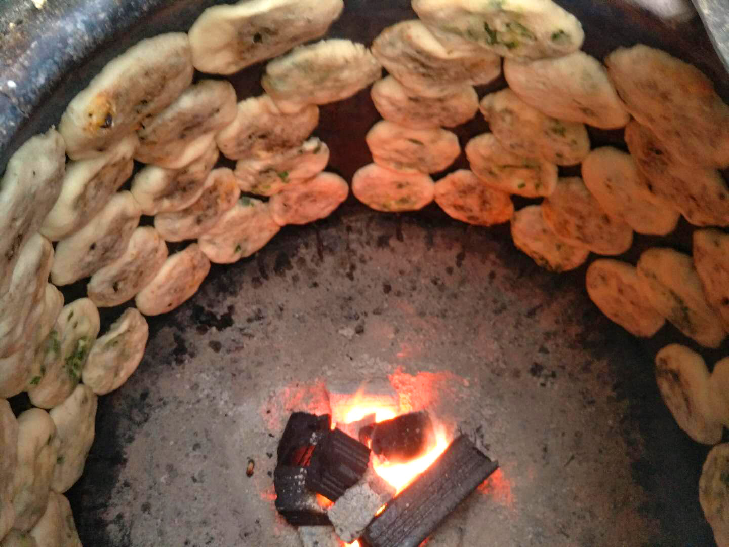 全部饼胚贴完之后,木炭火加热烤好的光饼火热出炉松溪火烧饼采用纯
