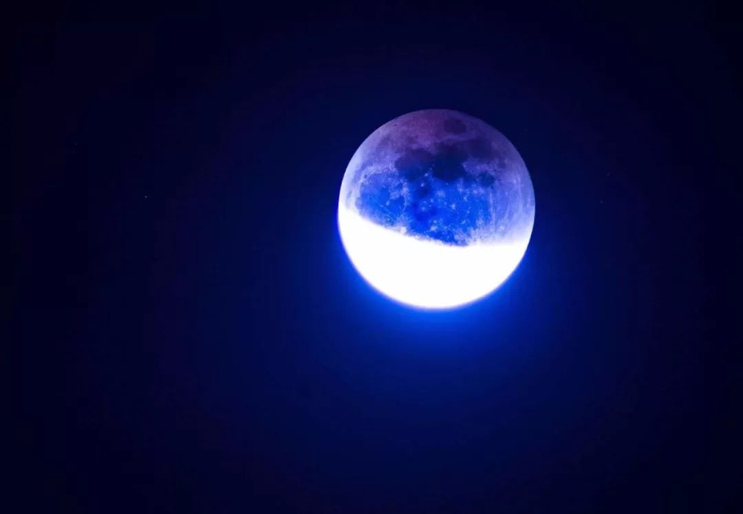蓝色血月可怕传说图片