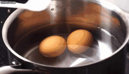 这时蛋黄受热迅速膨胀,就容易导致蛋壳破碎,煮出的鸡蛋不仅不完成