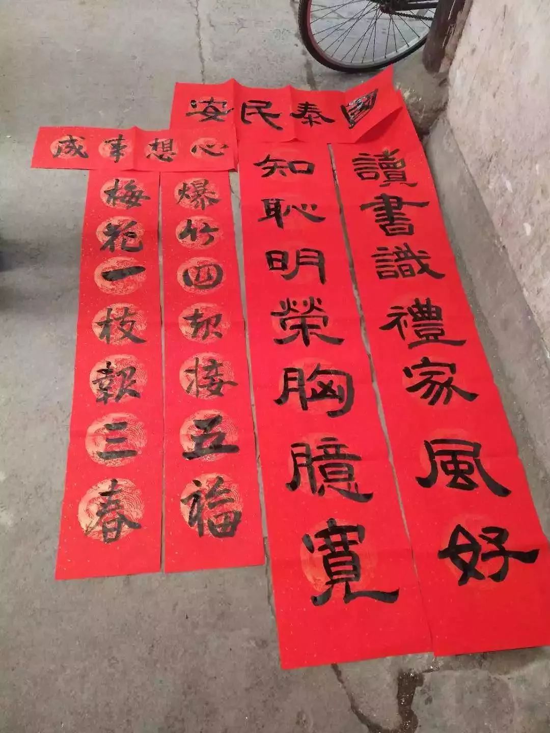 顾老师天台县妇联,福溪街道和村干部一起将对联送给村里最美家庭