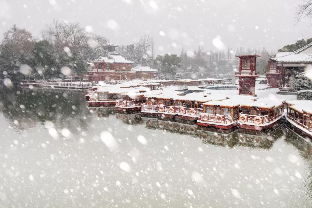 翩翩起舞逶迤带绿水,迢递起朱楼江南佳丽地,金陵帝王州◆一下雪