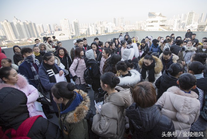 各地藝考生節前趕考,俊男靚女成為校園內的一道靚麗風景