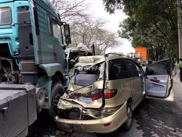 剛剛東莞環城路發生慘烈連環車禍麵包車當場被撞成散架現場慘不忍睹