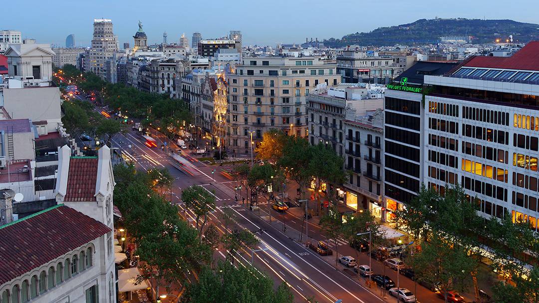 位于barcelona (巴塞罗那)的 paseo de gracia这条马德里市最大的街还