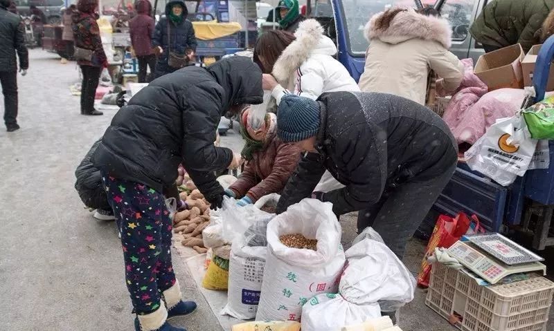 趕集馬上過年啦去靈寶冰天雪地裡趕趕臘月集