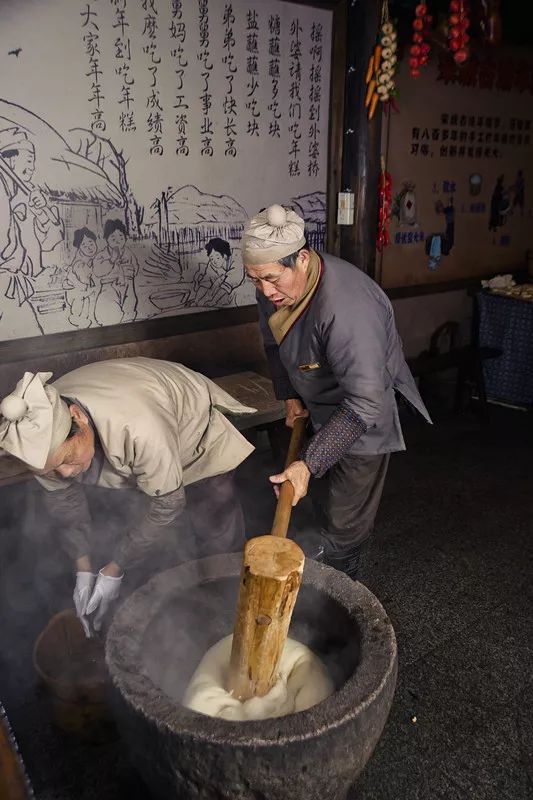 打花生糕在宋城有很多美食还可以自己现做现吃到哪儿都是要寻觅美食的