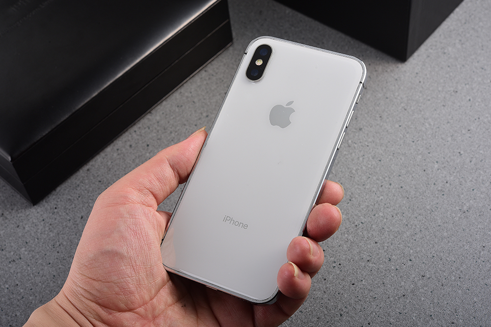 信仰iphonex銀色登場,圓滑當道時代的銳麗異類致敬se