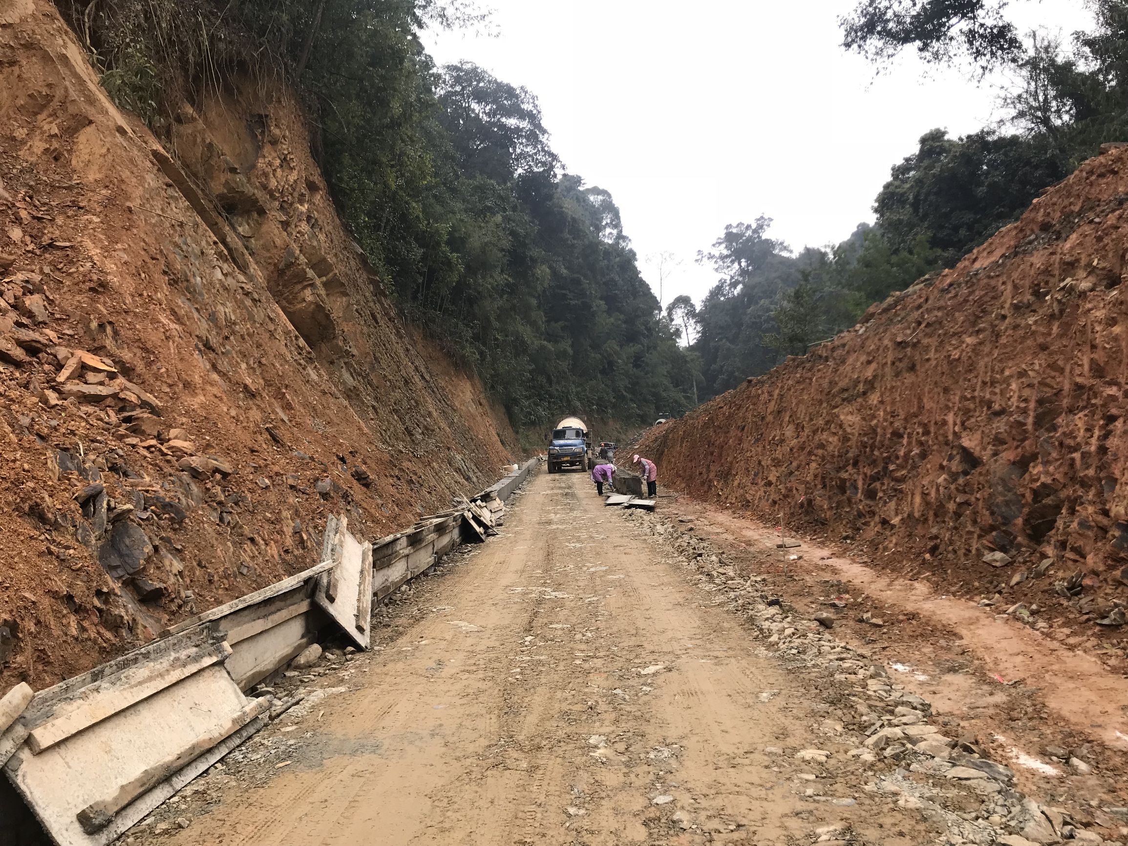 浇灌两条水泥带后用石填满 修筑农村公路貌似很简单