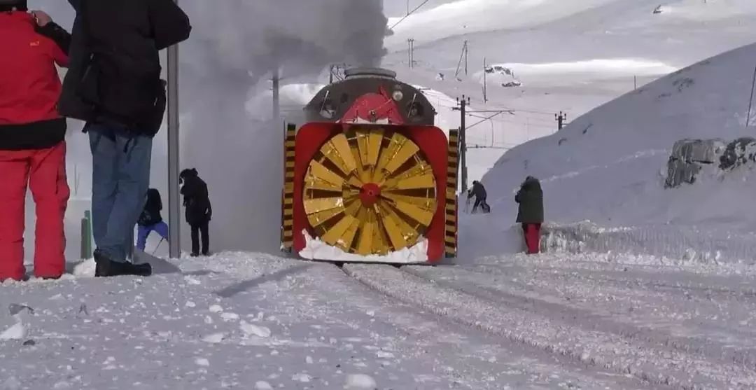 世界上最霸气的火车,装着螺旋桨,在雪崩后开道