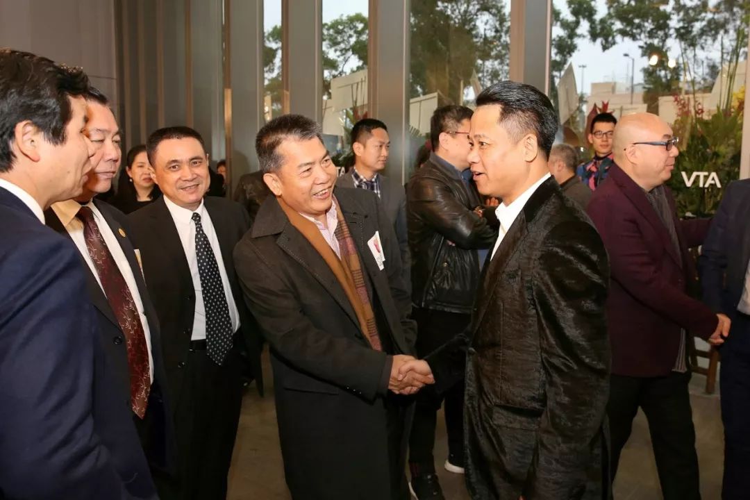 广东省客家商会周国富常务副会长(右)与邓俊杰常务副会长(左)合影广东