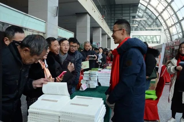 张家港本土作家徐祖白来到现场 将自己所著的《张家港史记 签名赠送