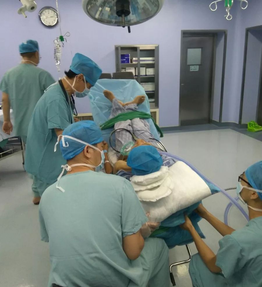 天津医大二院多学科合作成功为重度强直性脊柱炎患者进行多处骨折手术