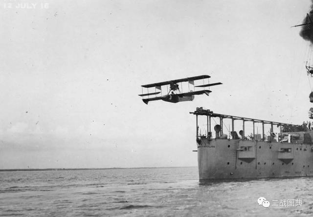 在黑尔戈兰岛,一颗地雷被拉上岸,1918年10月29日美国海军和水手在一艘