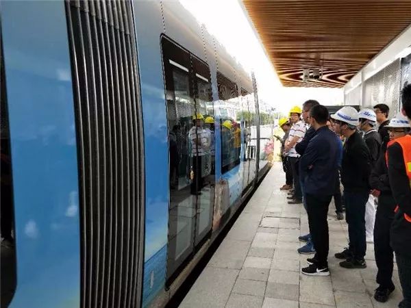 從三亞火車站到建港路共設15個站,在火車站東側設1座車輛段.