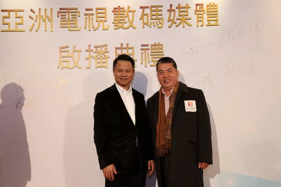 广东省客家商会周国富常务副会长(右)与邓俊杰常务副会长(左)合影广东