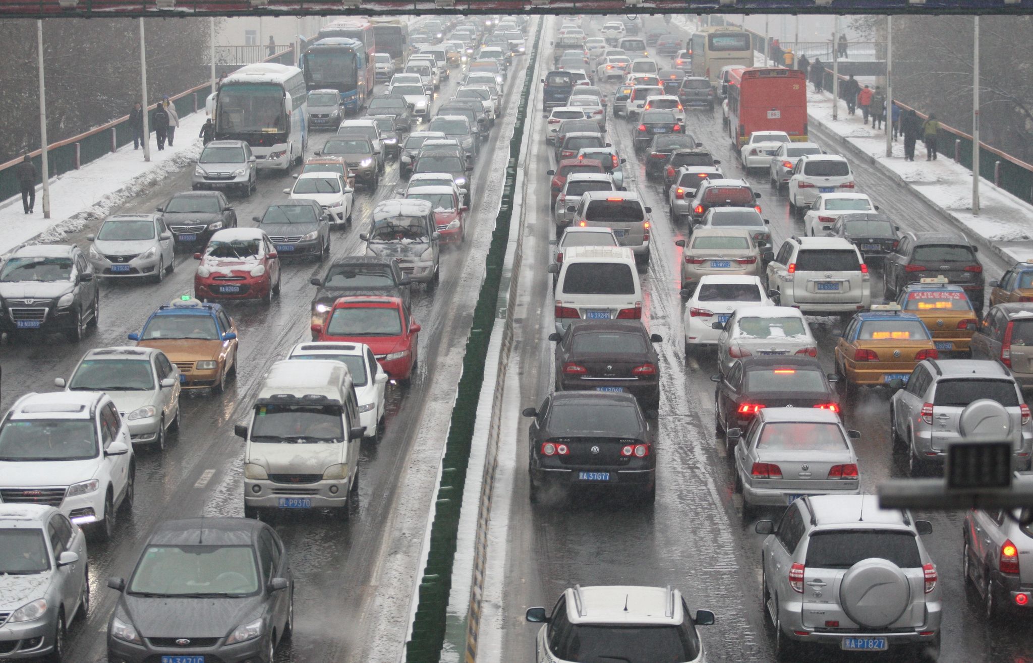 在2017年前三季度的道路状况调查报告中,黑龙江省会哈尔滨连续三次