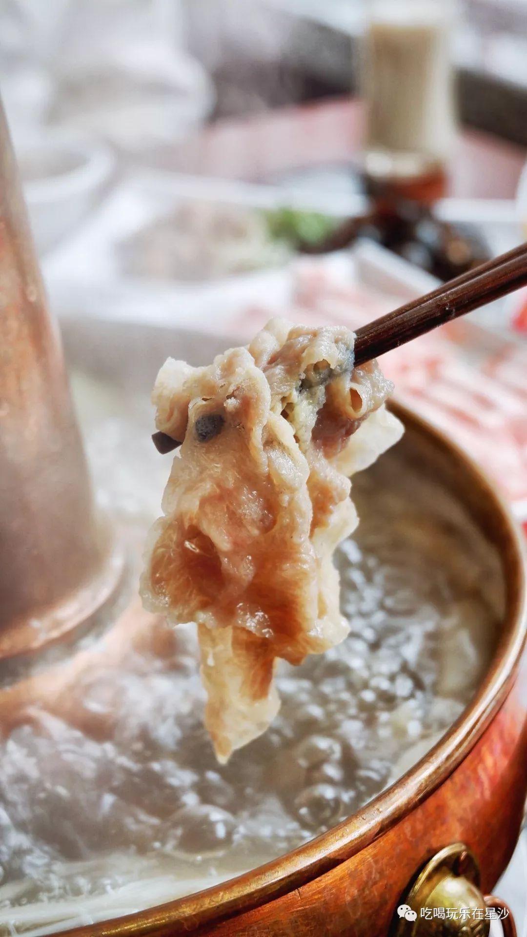 涮好的羊肉好嫩!好鮮!一口下去彷彿置身大草原,一股奶香蔓延開來.