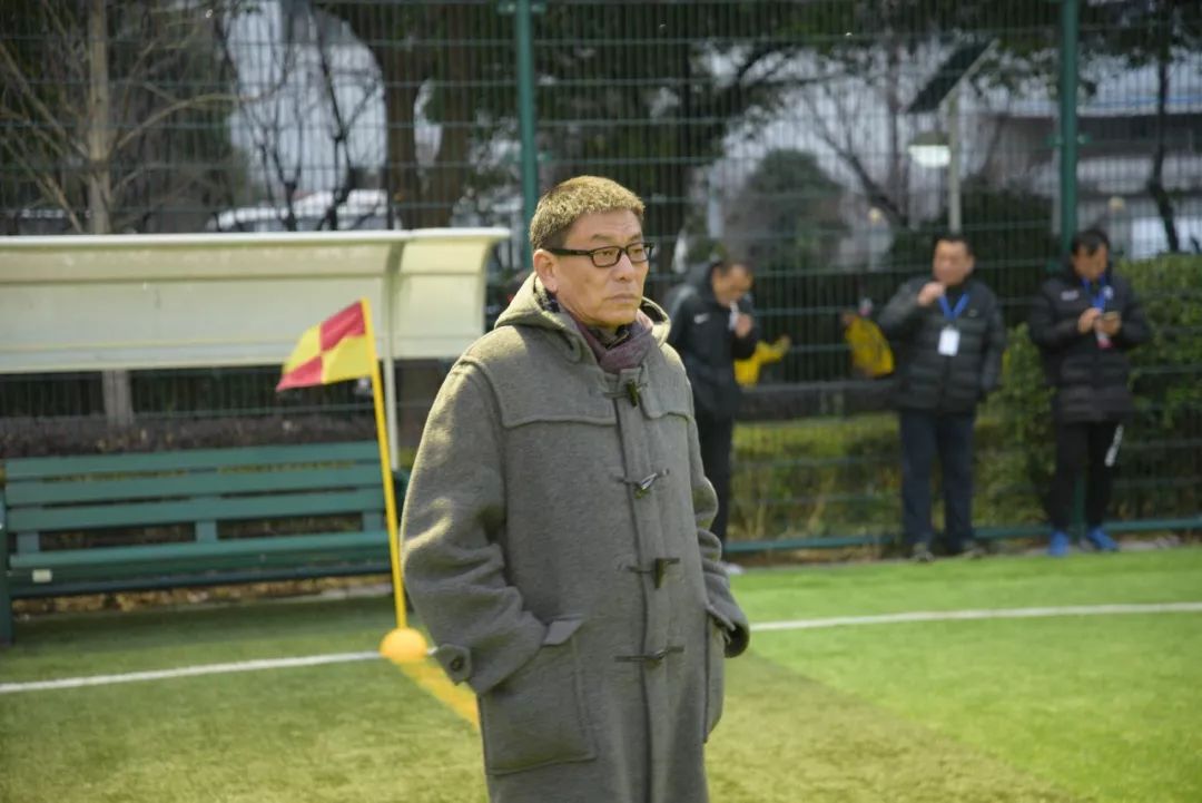 身着一身灰色大衣的原中国国家女足主教练马良行在比赛期间也曾悄悄