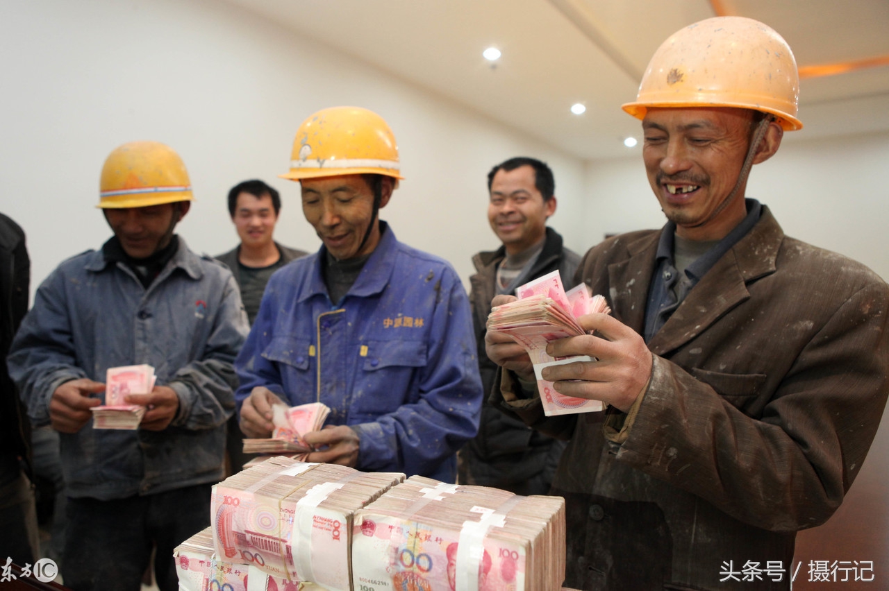 春节农民工喜领工资喜悦溢于言表一年辛劳您帮忙数数有多少