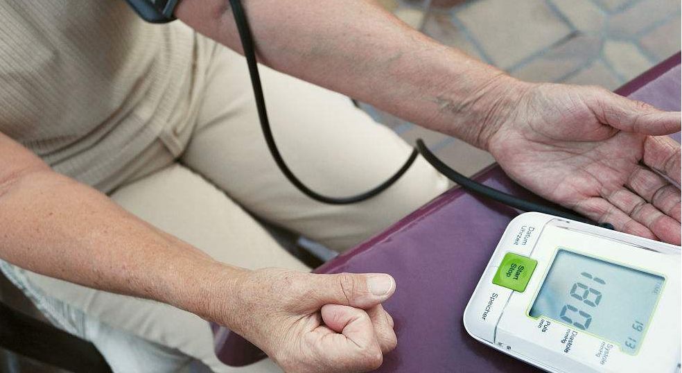 怀疑血压异常的人 一次测量并不一定能反映真实情况, 有较多的影响