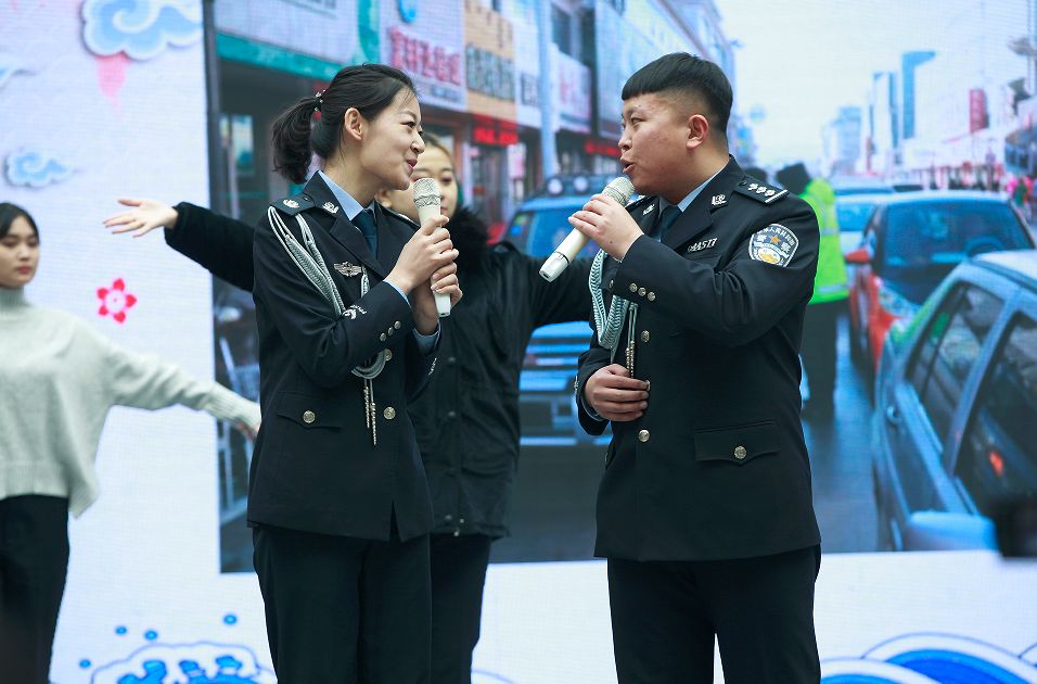 2018年2月1日,赤峰市交通管理警察支队在赤峰长途汽车站广场前举行