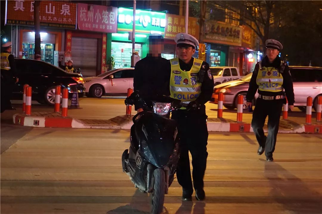 春运首日,直击平果交警夜查!醉驾大哥:不用测了,我是醉驾了