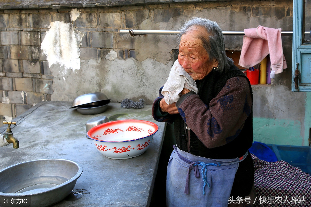 泪奔心酸的10张照片农村老人盼着游子回家