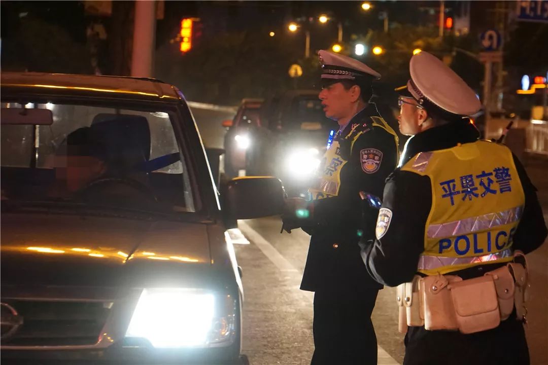 春运首日,直击平果交警夜查!醉驾大哥:不用测了,我是醉驾了