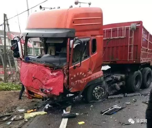 躲不开的卡车1月24日上午,西汉高速勉县引道沈寨村路段发生一起