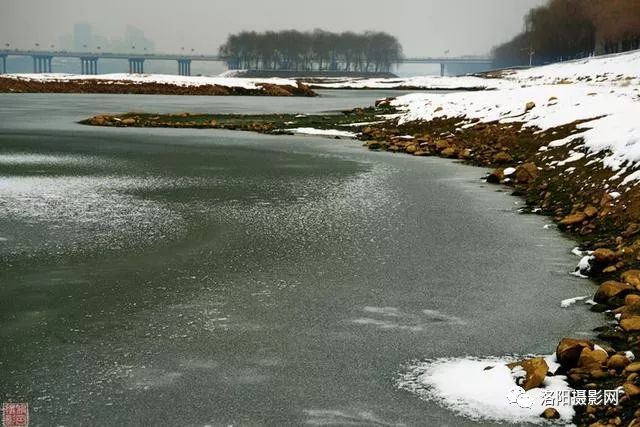 雪后大自然鬼斧神工,洛河河面结冰形成奇妙图案